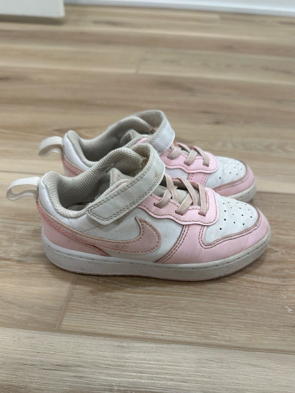 Nike Kids White and Pink Velcro Low-Top Sneakers